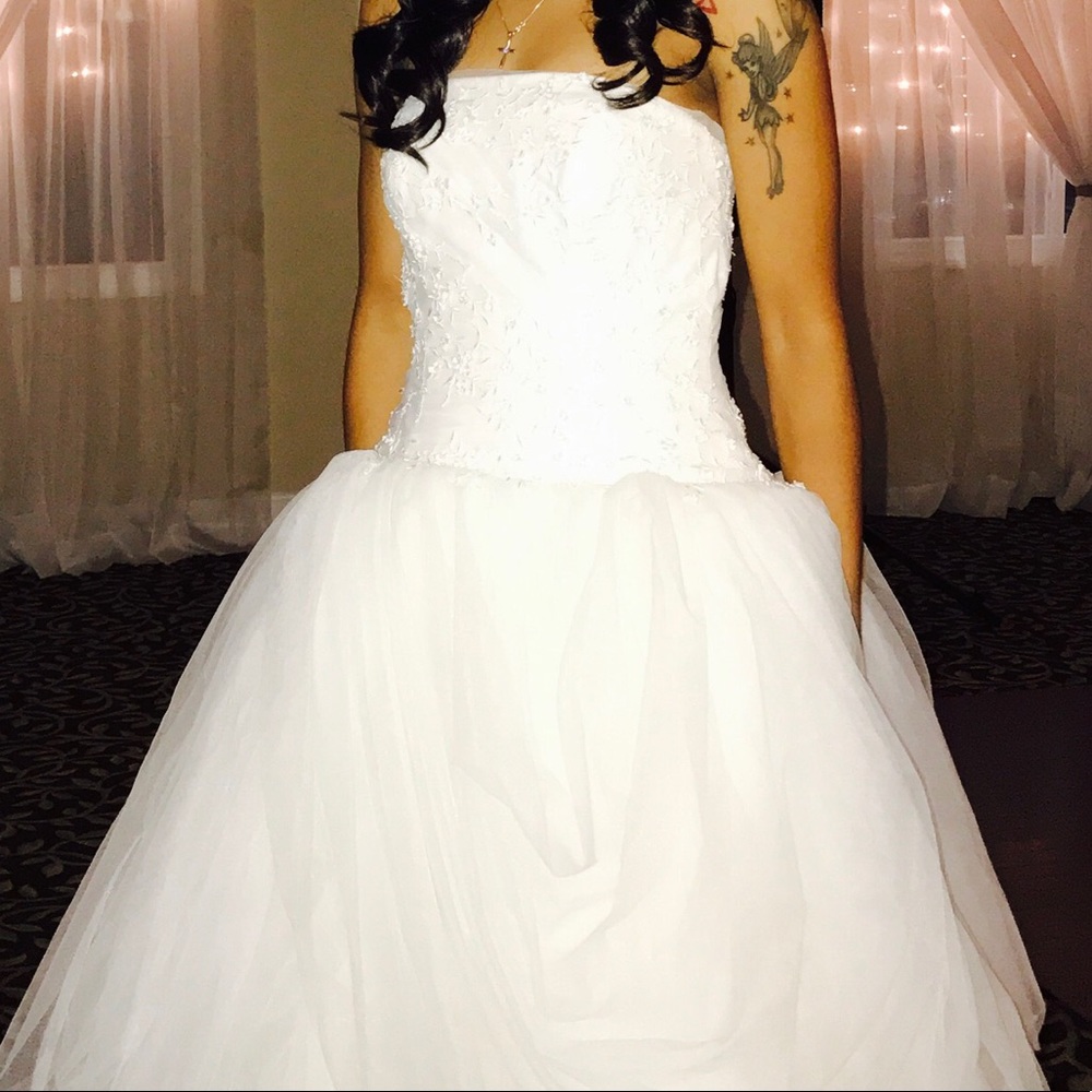 Vera Wang Wedding Gown stunning & classic.